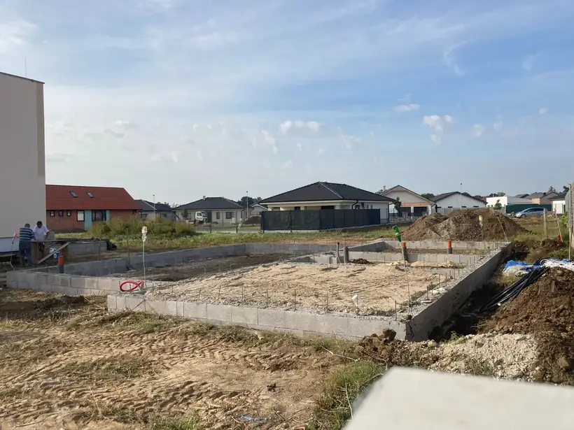 Stavba Cífer 1 – základy a rozvody