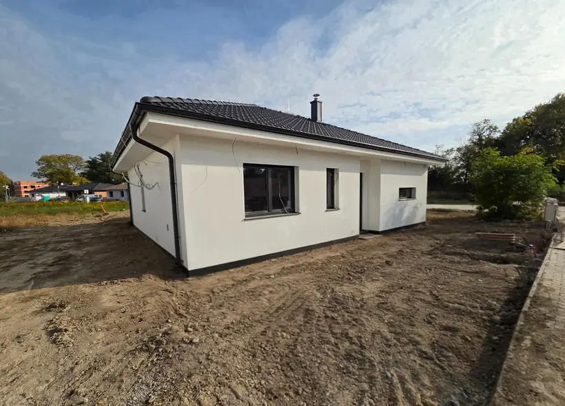 Stavba Cífer 2 – pohľad na dokončenú fasádu