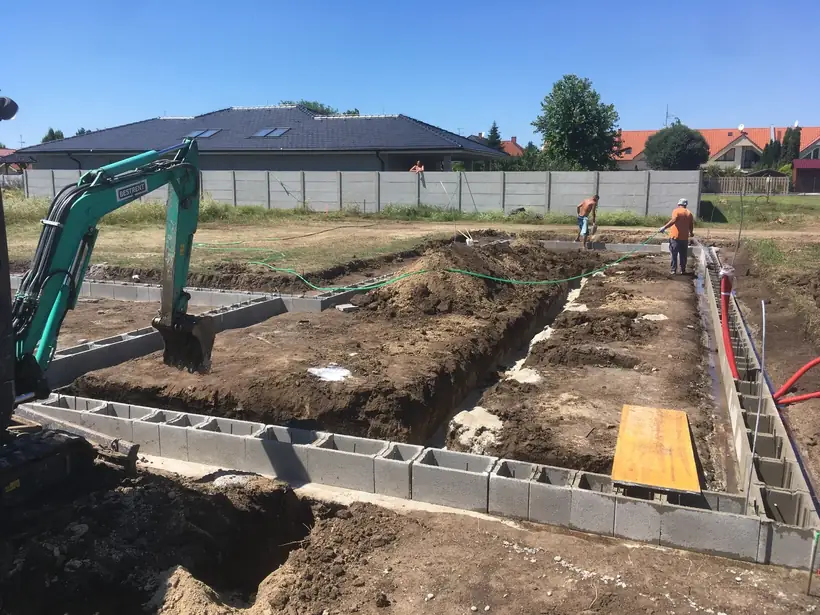Stavba Trnava – základy a debniace tvárnice