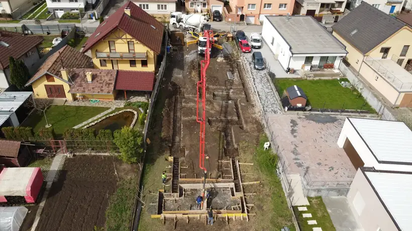 Stavba Zavar – betonáž základov