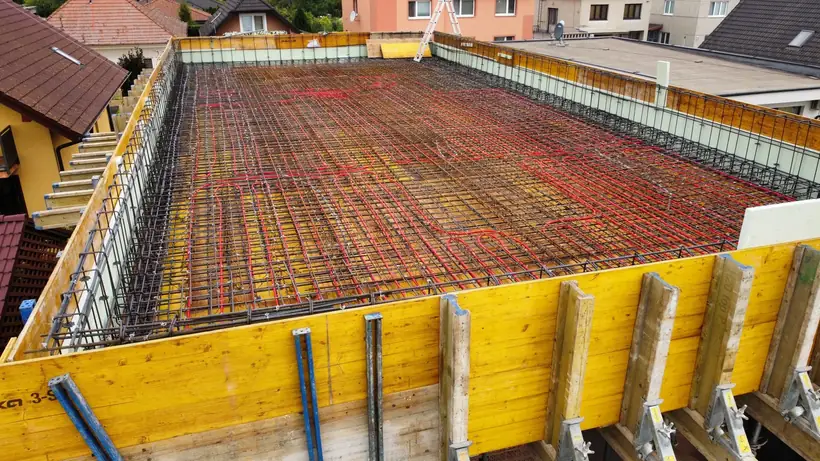 Stavba Zavar – bočný pohľad na hrubú stavbu